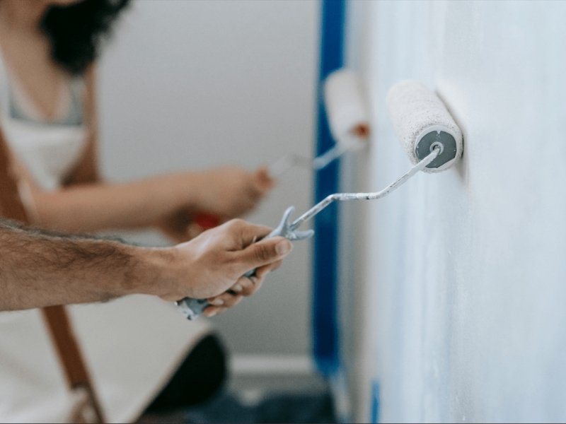 Phủ bảo vệ sau khi thi công sơn đất giúp tăng độ bền và duy trì vẻ đẹp