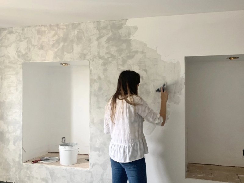 Thi công lớp nền sơn đất nhằm đảm bảo độ phủ và tạo nền thi công bền chặt