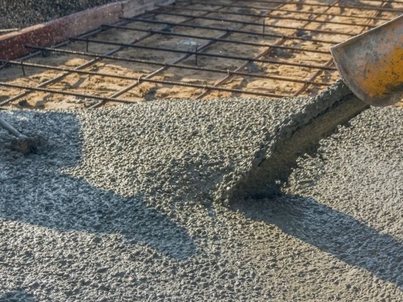 Trộn bê tông theo tiêu chuẩn và đổ lên bề mặt đã được lắp ván định hình