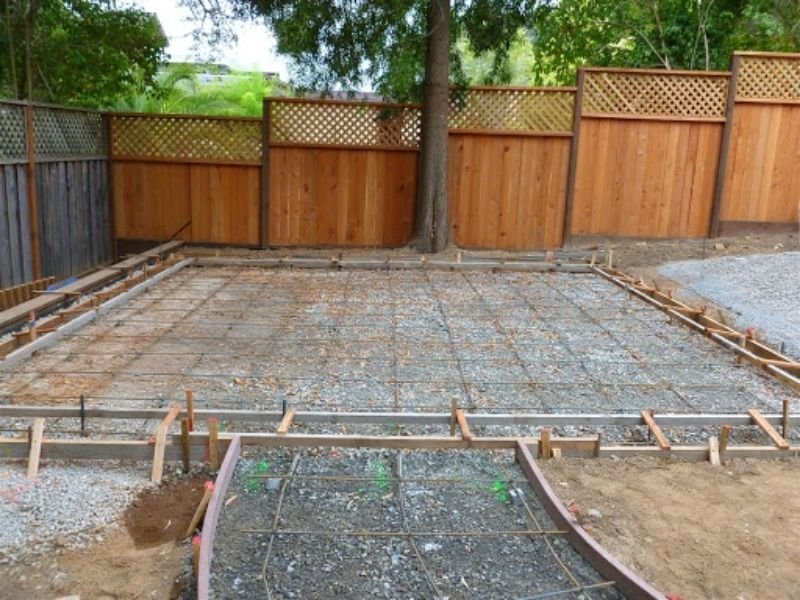 Lắp ván định hình và cốt thép trước khi thi công bê tông áp khuôn