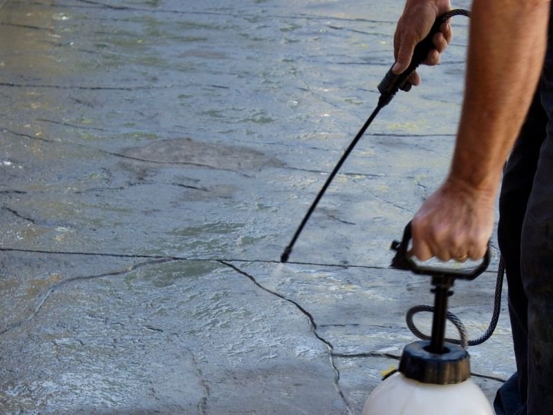 Phủ sealer bảo vệ bề mặt sau khi hoàn thiện