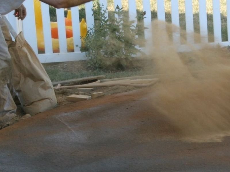 Phủ toàn bộ bề mặt bằng 2 lớp hóa chất tăng cứng