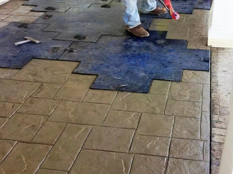 Khuôn cao su được dập trên bề mặt bê tông để mô phẳng các bề mặt đá, gỗ tự nhiên,...